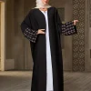 abaya noir élégant pour dames islamiques, manches brodées géométriques pour le ramadan et l'usure quotidienne dans les régions du moyen orient, nouvelle collection 2025