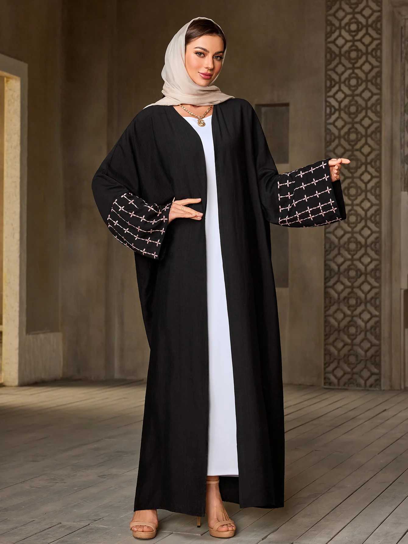 abaya noir élégant pour dames islamiques, manches brodées géométriques pour le ramadan et l'usure quotidienne dans les régions du moyen orient, nouvelle collection 2025