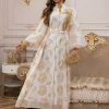 abaya musulman de luxe, base blanche, robe longue brodée florale dorée avec ceinture à la taille, élégante et modeste, vêtements de cérémonie islamiques, dubaï, 2025