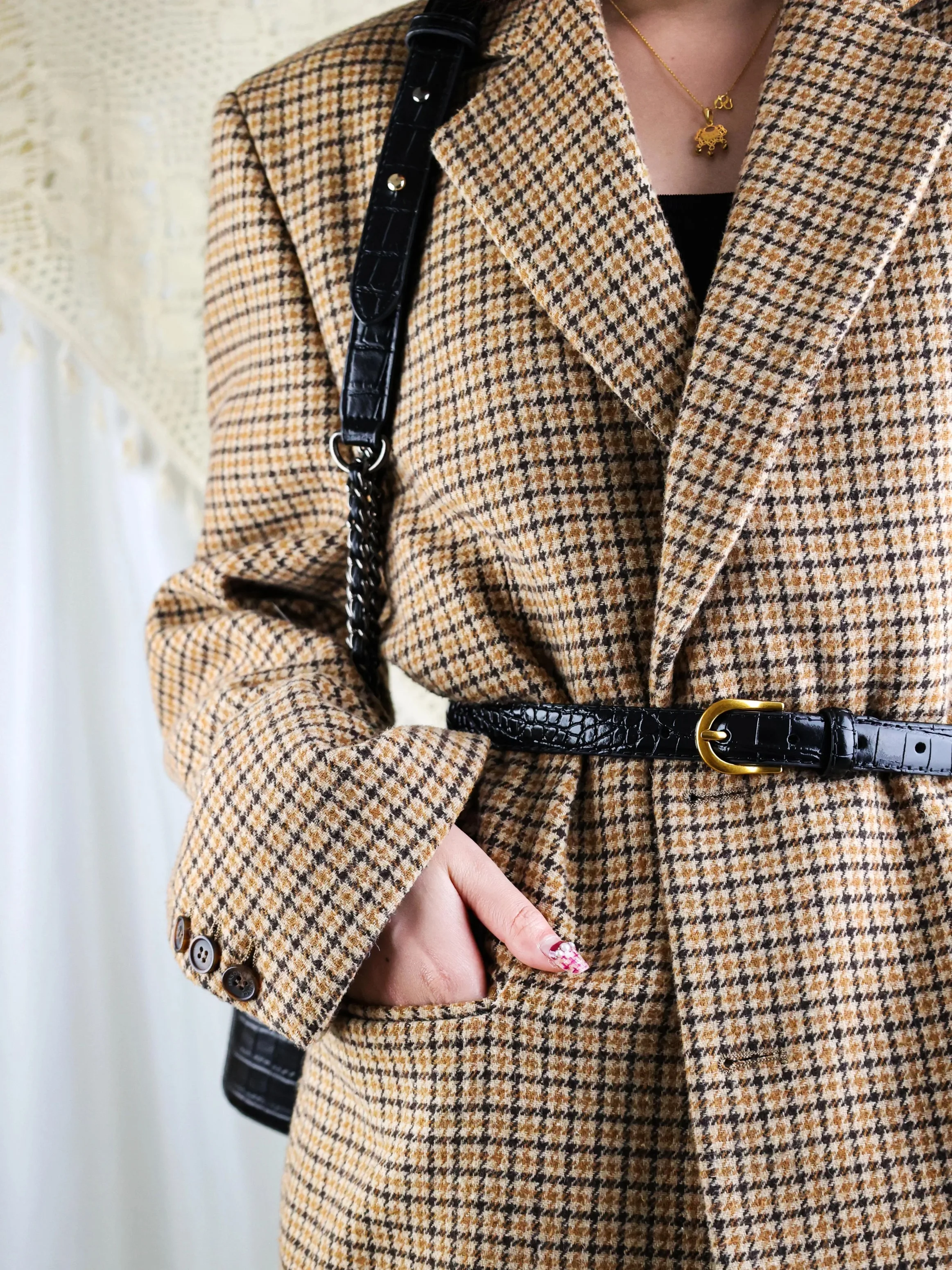 Ceinture en cuir véritable rétro pour femme, ceinture fine pour femme, ceinture en jean pour femme, structure en métal doré, environnement de luxe, mode de créateur