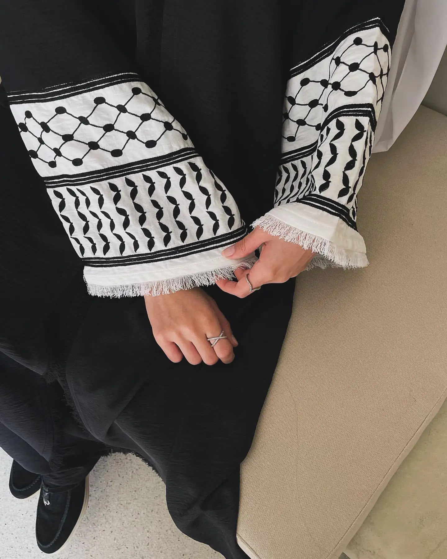 Nouveau crêpe douce broderie Palestine Kefiyyeh Ramadan gland dubaï Abaya femmes costume de famille robe musulmane modeste islamique Abaya Nouveau crêpe douce broderie Palestine Kefiyyeh Ramadan gland dubaï Abaya femmes costume de famille robe musulmane modeste islamique Abaya