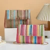 sac à bandoulière chic en paille à rayures arc en ciel pour femmes, bandoulière réglable, fermeture magnétique, accent de pompon, sac à main carré à la mode