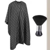cape de coiffure élégante à rayures noires avec brosse intégrée pour dépoussiérer le cou, utilisation en salon à domicile