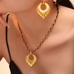 Joaillerie en acier inoxydable plaqué or avec biscuits pour femme, collier élégant, ensemble de boucles d&rsquo;oreilles, breloque, vente en gros