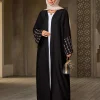 Abaya noir élégant pour dames islamiques, manches brodées géométriques pour le Ramadan et l’usure quotidienne dans les régions du moyen-orient, nouvelle collection 2025 Abaya noir élégant pour dames islamiques, manches brodées géométriques pour le Ramadan et l’usure quotidienne dans les régions du moyen-orient, nouvelle collection 2025