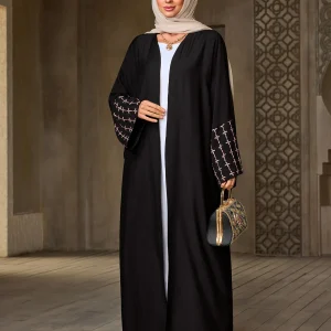 Abaya noir élégant pour dames islamiques, manches brodées géométriques pour le Ramadan et l’usure quotidienne dans les régions du moyen-orient, nouvelle collection 2025 Abaya noir élégant pour dames islamiques, manches brodées géométriques pour le Ramadan et l’usure quotidienne dans les régions du moyen-orient, nouvelle collection 2025