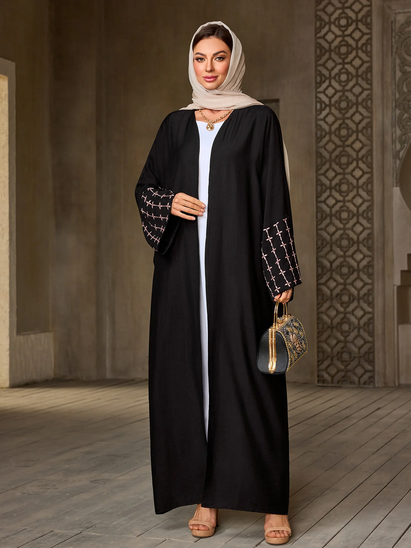 Abaya noir élégant pour dames islamiques, manches brodées géométriques pour le Ramadan et l’usure quotidienne dans les régions du moyen-orient, nouvelle collection 2025 Abaya noir élégant pour dames islamiques, manches brodées géométriques pour le Ramadan et l’usure quotidienne dans les régions du moyen-orient, nouvelle collection 2025