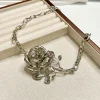 bijoux de luxe en métal rose, grand collier de fleurs exagérées dorées, chaîne de cou en argent grossier, cadeau