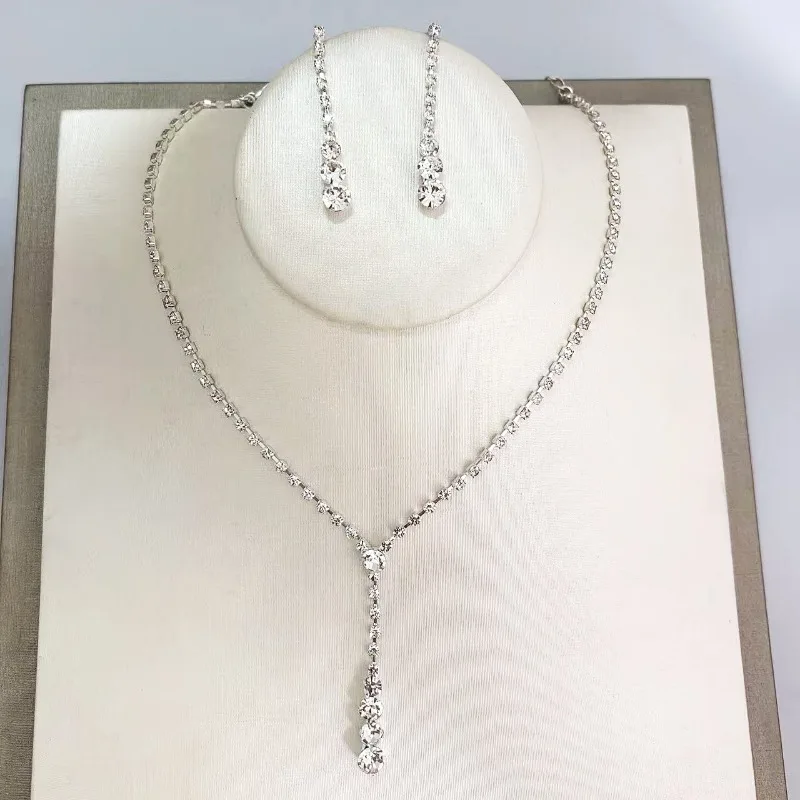 Ensemble de bijoux minimaliste haut de gamme, collier pour femmes, boucles d'oreilles, ensemble deux pièces, chaîne de clavicule à la mode et luxueuse