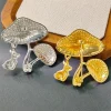 broches en strass sur le thème des animaux mignons pour femmes ; champignons et lapin, parfaites pour les fêtes décontractées ou comme cadeaux de bijoux.