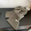 Écharpe rayée tricotée japonaise pour femmes, petite écharpe polyvalente de forme concave à la mode pour garder au chaud en automne et en hiver