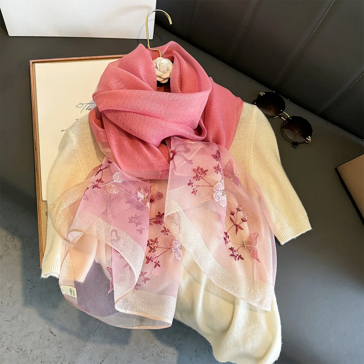 foulard de luxe brodé de fleurs pour femme, hijab enveloppant, Écharpe de sauna, 2024