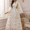 abaya musulman de luxe, base blanche, robe longue brodée florale dorée avec ceinture à la taille, élégante et modeste, vêtements de cérémonie islamiques, dubaï, 2025