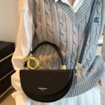 Sac à bandoulière de luxe motif litchi pour femmes, nouvelle poignée en métal, sac Hobo, pochette de soirée, sac à bandoulière demi-lune de styliste