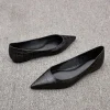 Chaussures plates noires pour femmes, petite taille 2025, tête pointue, cuir Pu, motif pierre, été