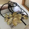 ceinture à fleurs en métal doré rétro pour femmes, personnalité exceptionnelle, corde en cuir noir, décoration de robe, chaîne de taille, nouveau 2dbp