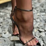 Sexy noir femmes sandales bout ouvert bande étroite talons Stiletto concepteur cheville boucle sangle femmes vêtements d&rsquo;extérieur chaussures Zapatos Para Muje