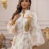 abaya musulman de luxe, base blanche, robe longue brodée florale dorée avec ceinture à la taille, élégante et modeste, vêtements de cérémonie islamiques, dubaï, 2025