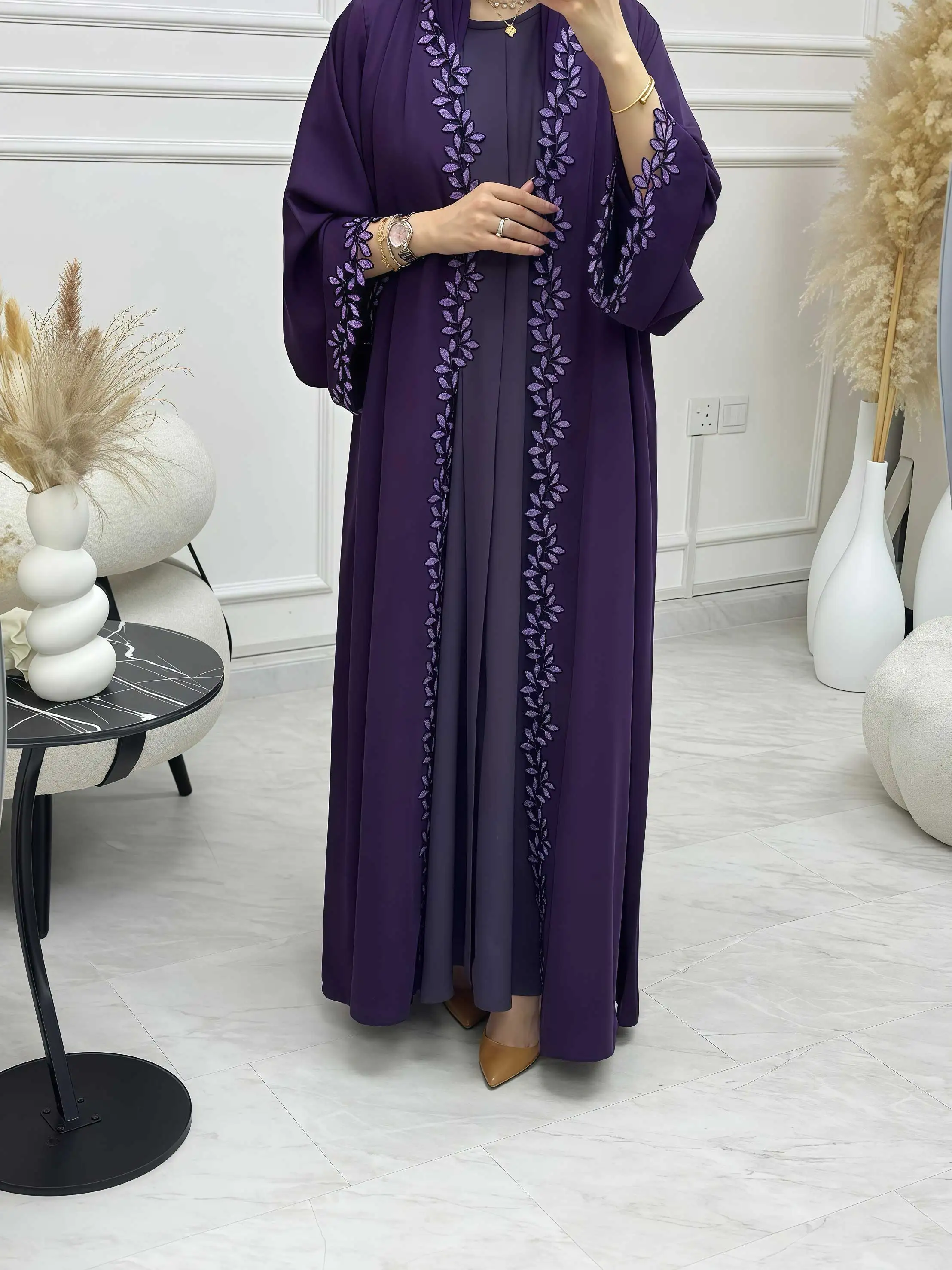 Abaya violet élégant de Dubaï pour femmes musulmanes – Intrument conçu avec une pièce de broderie multicolore dans la mode modeste islamique