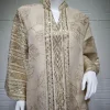 abaya beige élégant pour dames islamiques idée de broderie dorée complexe pour les festivités et les cérémonies religieuses au moyen orient