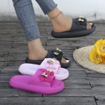 Sandales plates à semelle épaisse pour femmes, vêtements d&rsquo;extérieur d&rsquo;été, mignon ours en métal, fête sur la plage, marche à la maison, pantoufles les plus vendues à la mode