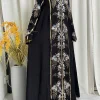 abaya musulman noir avec col montant col en v exquis broderie florale bleu blanc accents dorés idéal pour les réunions du ramadan