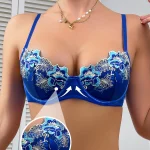 Le style brodé bleu porté par la dame est confortable et respirant. Il est livré avec un soutien-gorge à motif floral ZA824049