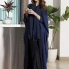2025 abaya musulman décontracté et élégant de style saoudien bleu marine avec motif à pois subtil, idéal pour un usage quotidien dans les villes du moyen orient
