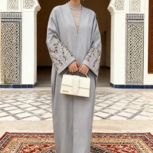 Abaya brodé élégant de Dubaï pour femmes musulmanes – Intrument conçu avec des manches brodées florales dans la mode modeste islamique Abaya brodé élégant de Dubaï pour femmes musulmanes – Intrument conçu avec des manches brodées florales dans la mode modeste islamique