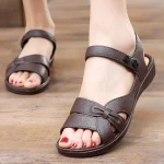 Sandales pour femmes sandales à semelle souple nouvelle couleur unie pantoufles à bout ouvert en plein air plat plage chaussures décontractées sandales légères antidérapantes