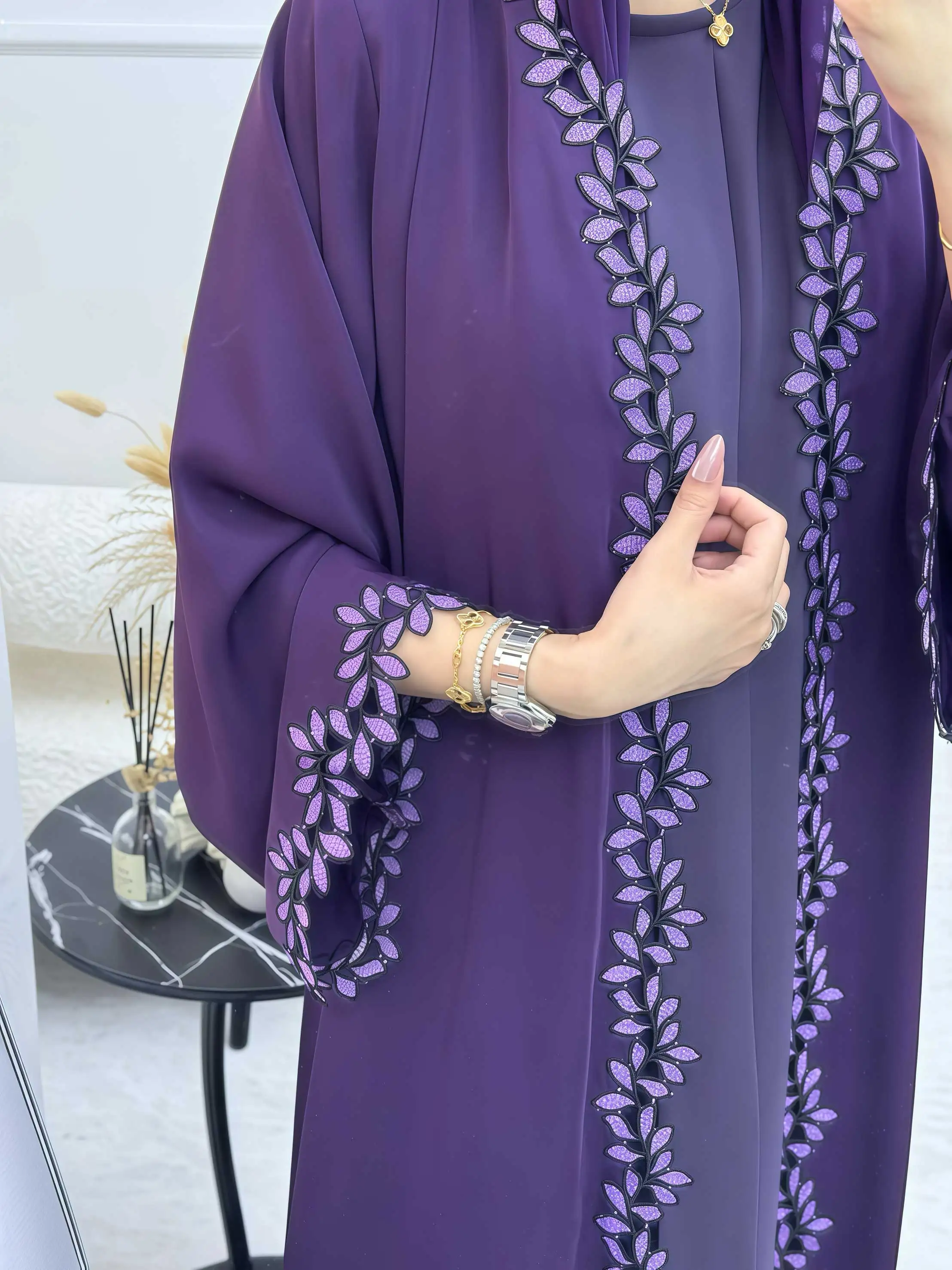 Abaya violet élégant de Dubaï pour femmes musulmanes – Intrument conçu avec une pièce de broderie multicolore dans la mode modeste islamique