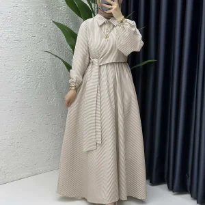 Abaya rayé beige d&rsquo;inspiration de Dubaï avec col de chemise et taille ceinturée, idéal pour les looks chics urbains arabes et respectueux de la mosquée