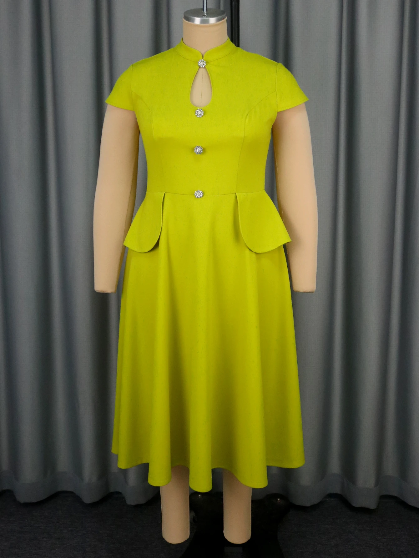 robes trapèze élégantes pour femmes avec boutons décoratifs et taille péplum, parfaites pour les fêtes de thé à l'église et les événements spéciaux