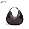 2025 nouveau design chic couleur cerise demi lune ronde femmes fourre tout brillant en cuir de vache femme sac à bandoulière haut de gamme sac à main