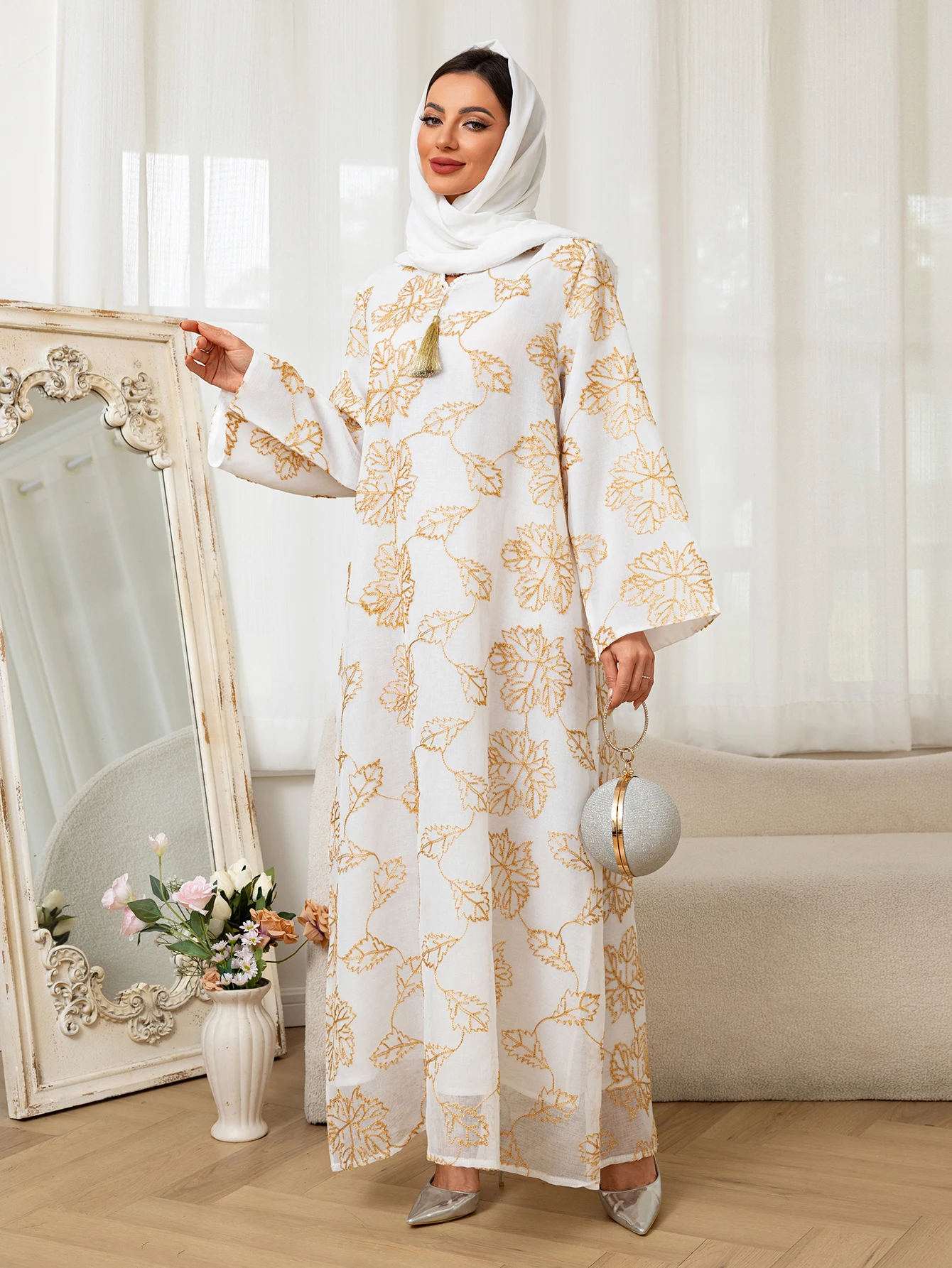abaya islamique pour femmes, avec motifs de feuilles dorées, collier avec pompon, accent pour les observances du ramadan, événements religieux du moyen orient, 2025