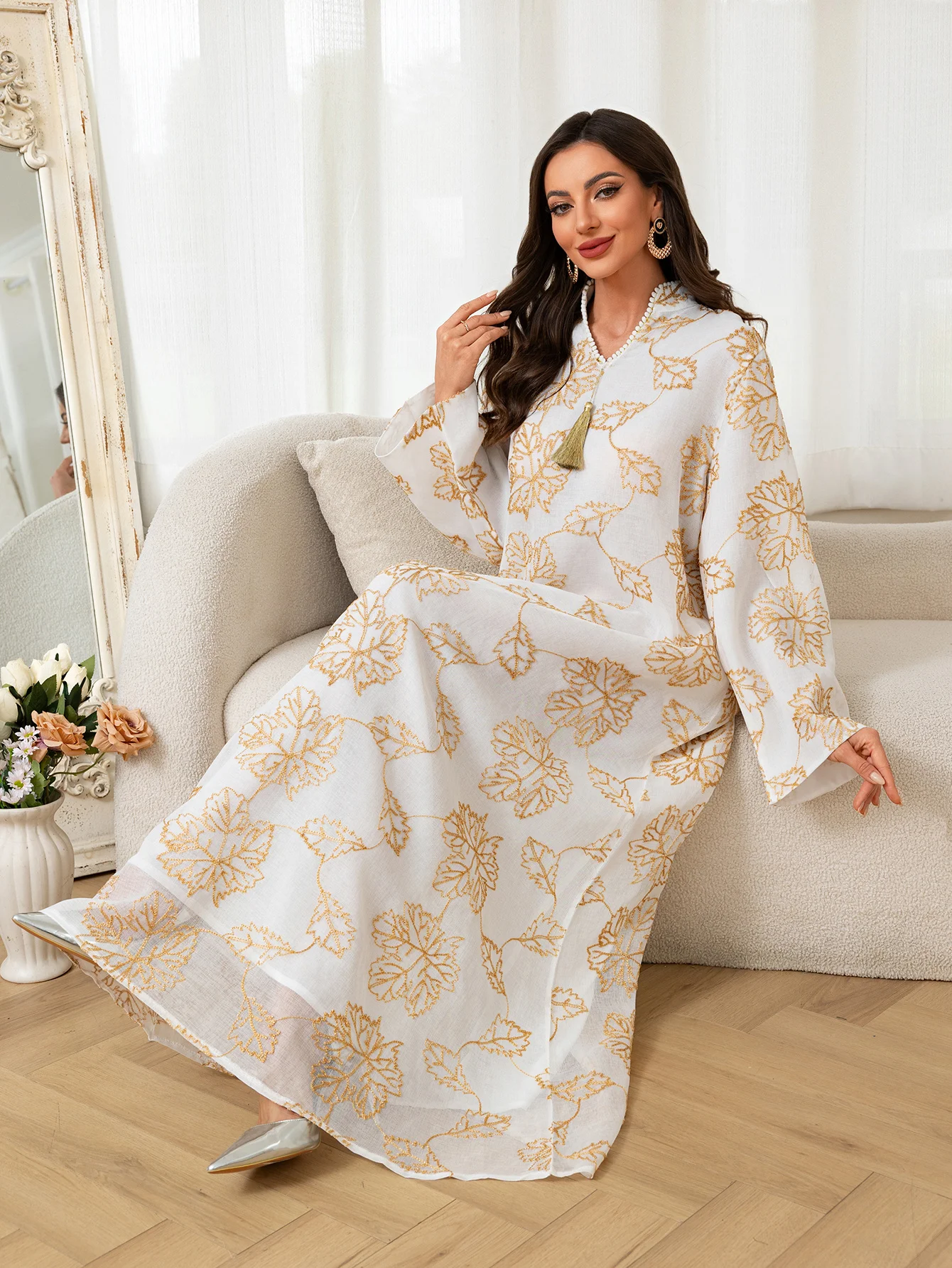 abaya islamique pour femmes, avec motifs de feuilles dorées, collier avec pompon, accent pour les observances du ramadan, événements religieux du moyen orient, 2025