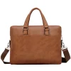 le sac à main pour hommes de couleur neutre convient aux voyages d'affaires et peut également être porté sur une épaule. il est fabriqué en matériau pu