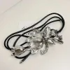ceinture à fleurs en métal doré rétro pour femmes, personnalité exceptionnelle, corde en cuir noir, décoration de robe, chaîne de taille, nouveau 2dbp