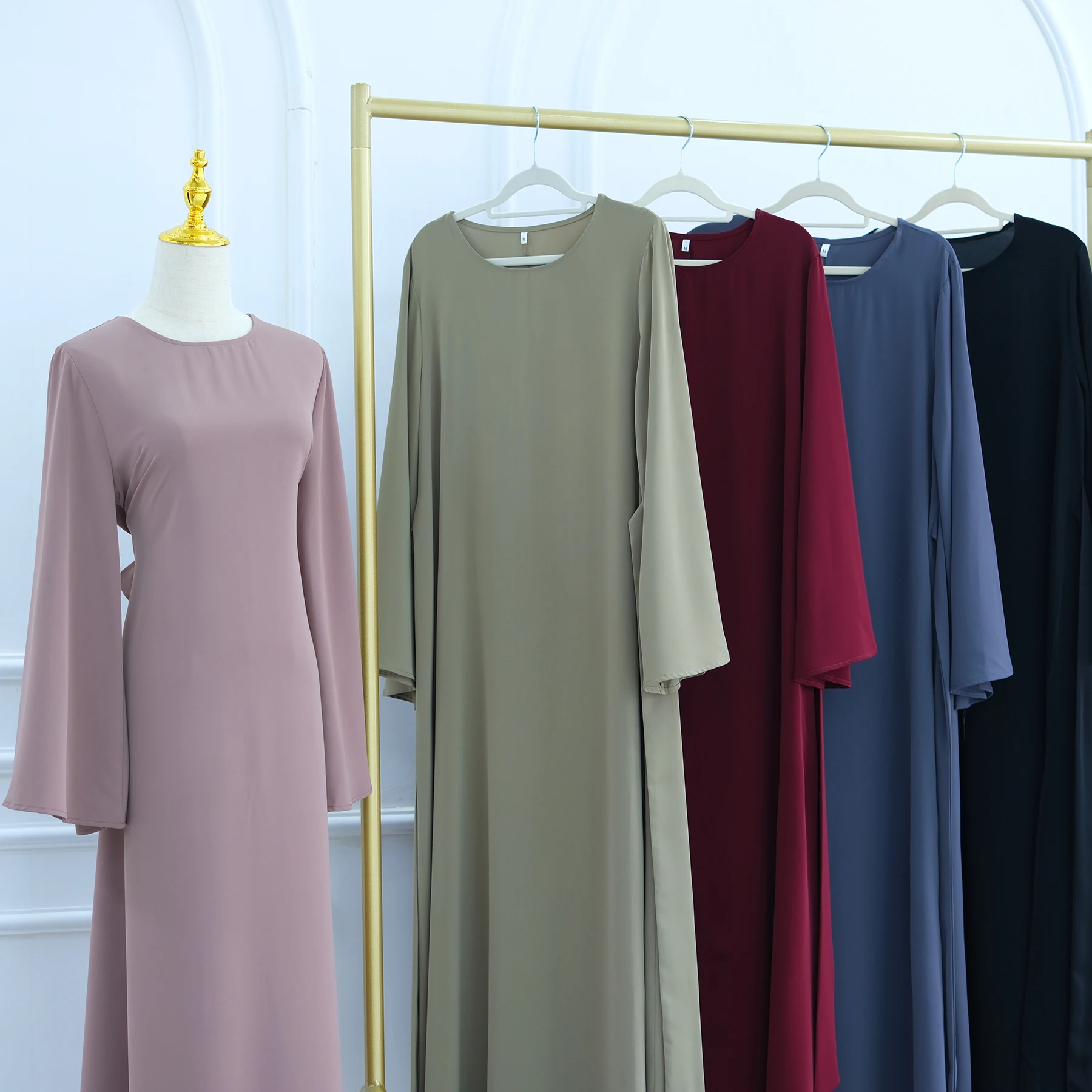 robe abaya élégante hijabi, manches évasées, ceinture intégrée, robe longue pour femmes musulmanes, événement de soirée, vêtements islamiques du ramadan eid dubaï