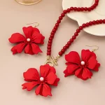 Ensemble de bijoux multicouches de luxe léger, collier irrégulier exagéré pour femmes, costume de perles et de fleurs en métal, boucles d&rsquo;oreilles