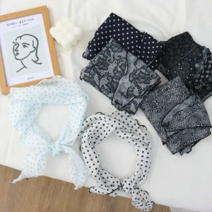 Écharpe foncée Triangle châle femmes 2025 printemps et été nouvelle tendance rétro française tout-Match atmosphère sens cou écharpe bandeau