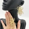 ensemble de bijoux en or pour femmes et filles, boucles d'oreilles clip dorées élégantes, bague géométrique, bijoux de fête à la mode, boucle d'oreille creuse gravée, 4 pièces