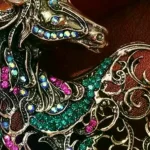 Épingles d&rsquo;insigne de cheval en strass de luxe ; Unisexe ; Inspiré vintage ; Accessoire de mode idéal pour les fêtes et les événements