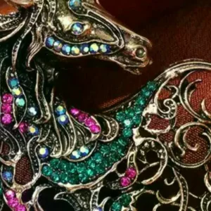 Épingles d&rsquo;insigne de cheval en strass de luxe ; Unisexe ; Inspiré vintage ; Accessoire de mode idéal pour les fêtes et les événements