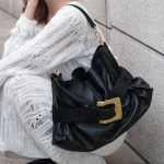 Sac de moto plissé pour femmes, sac à bandoulière tendance avec boucle de ceinture, Design de marque, sac sous les bras Texture grande capacité, fourre-tout