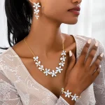 Ensemble de bijoux plaqués or 18 carats pour femmes, Design classique, collier brillant, boucles d&rsquo;oreilles et Bracelet à fleurs, ensemble de 3 pièces à la mode, M237