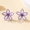 une paire de boucles d'oreilles pour femmes, fleurs métalliques, boucles d'oreilles simples avec plusieurs couleurs au choix, boucles d'oreilles et bijoux, adaptées à un usage quotidien et aux vacances