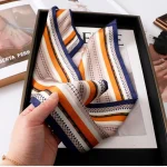 Foulard en soie imprimé bleu pour femmes, bandeau cheval en Satin doux, foulard biseauté, Hijab de bureau, sac, rubans, cadeau