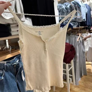 Haut court en dentelle Beige pour femmes, Streetwear, Sexy, sans manches, boutons, gilet en coton, Chic, Slim, Y2k, été, 2023
