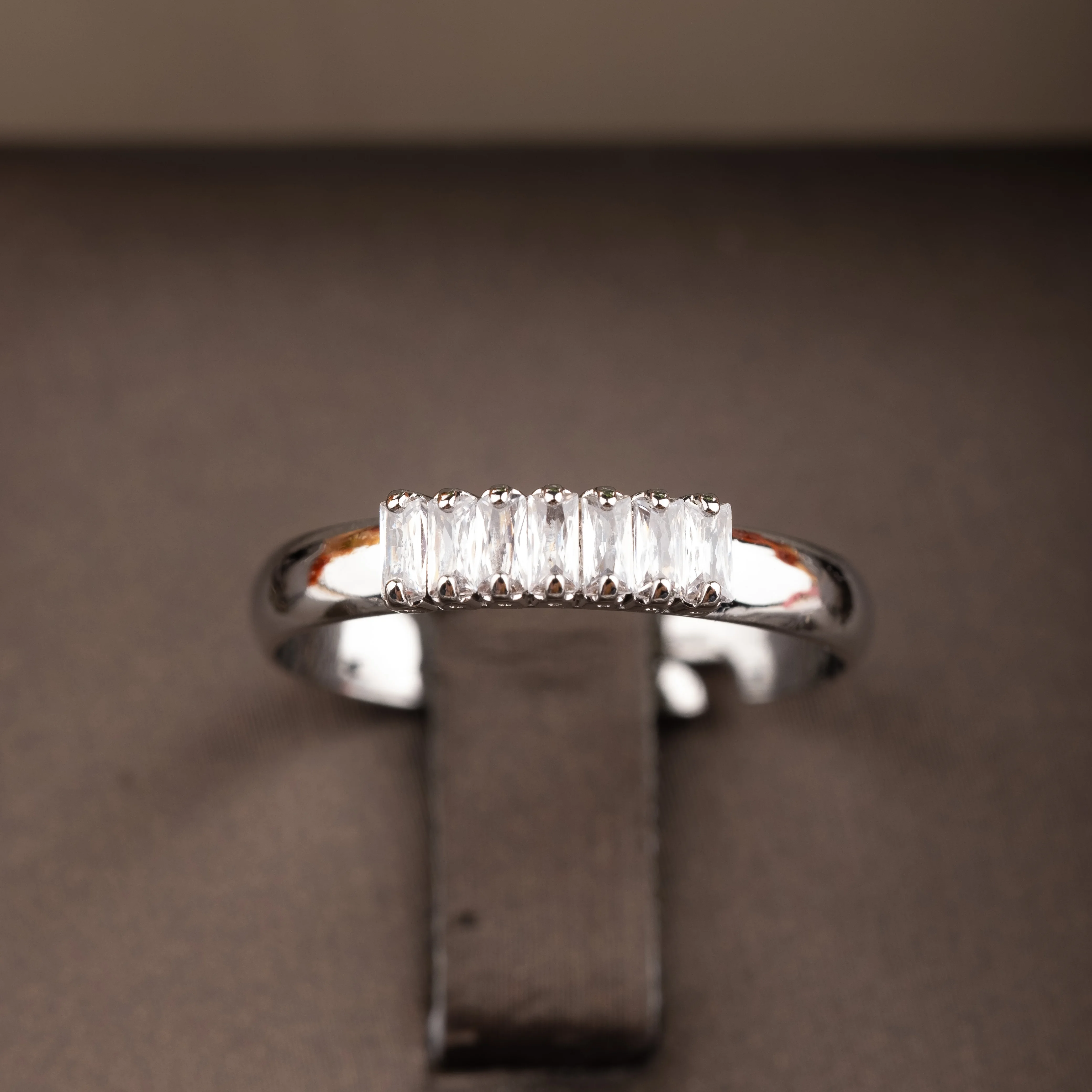 1 ensemble de bijoux de style simple avec incrustations de zircone cubique, adapté aux femmes à porter aux banquets quotidiens, coffret cadeau non inclus